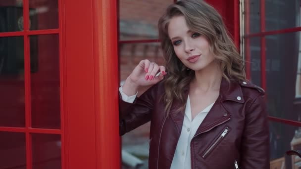 Retrato de una joven de moda con una chaqueta roja — Vídeo de stock