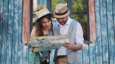 mutlu turistler seyahat. bir erkek ve bir kadın şehir haritasını tutuyor