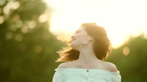 Retrato de una encantadora chica sonriente agitando su cabello — Vídeos de Stock