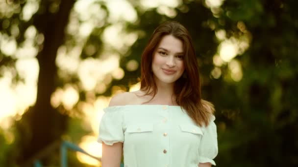 Porträtt av en charmig flicka med ett sött leende — Stockvideo