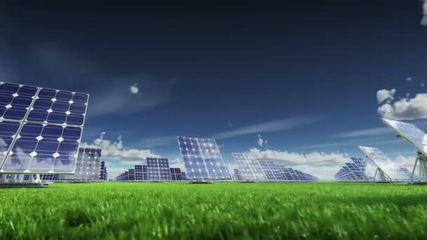 緑の芝生のフィールドで明るい晴れた日に太陽電池パネル. 動画クリップ