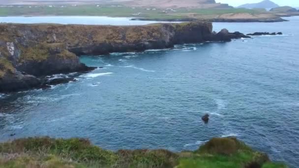 Volo sulla costa occidentale irlandese a Valentia Island — Video Stock