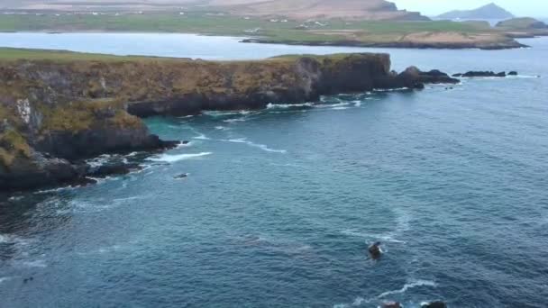 Πτήση πάνω από την ιρλανδική δυτική ακτή στο νησί Βαλέντια — Αρχείο Βίντεο