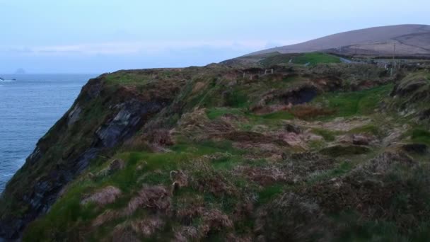 Flyg över Valentia Island vid den irländska kusten — Stockvideo