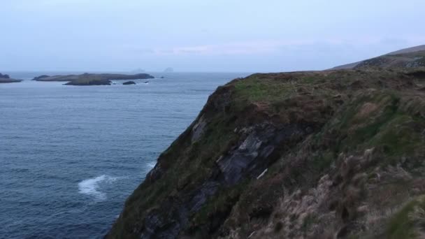 Vuelo sobre la costa oeste irlandesa en la isla de Valentia — Vídeos de Stock