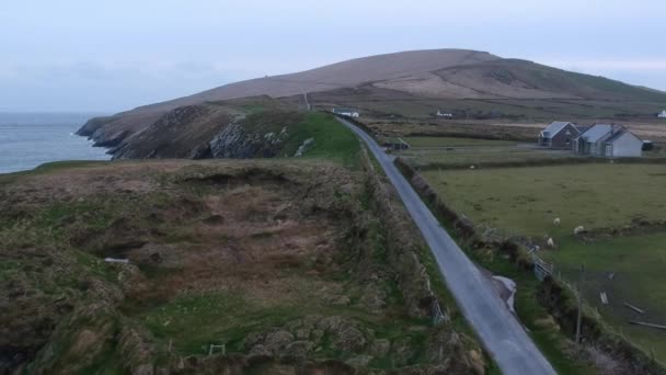 Rue solitaire sur la côte ouest irlandaise - vue aérienne — Video