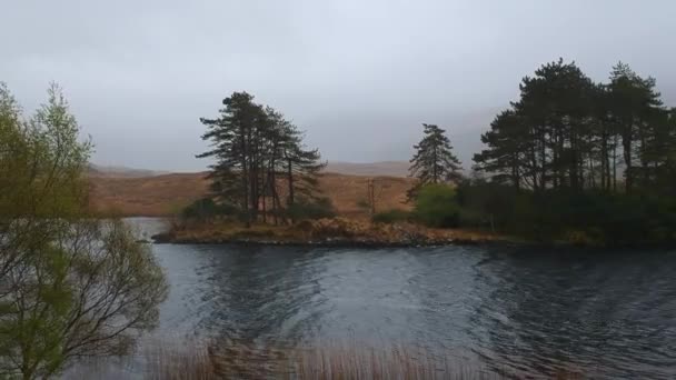 Ρομαντική λίμνη στην Ιρλανδία - πλάνα εναέρια ΠΤΗΣΗΣ — Αρχείο Βίντεο