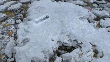 Burren İrlanda - hava drone uçuş toprak taş tipik