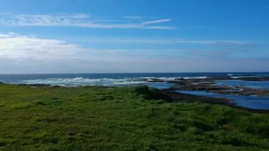 Güzel Kilkee plaj yukarıda - hava drone uçuş