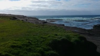 İrlanda - drone uçuş kayaların üzerinde şaşırtıcı Kilkee beach