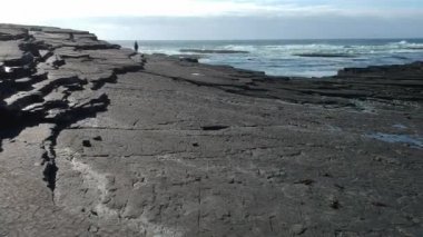 İrlanda - drone uçuş kayaların üzerinde şaşırtıcı Kilkee beach