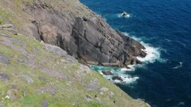 Dingle Yarımadası İrlanda'nın Atlantik sahil şeridi üzerinde uçuş