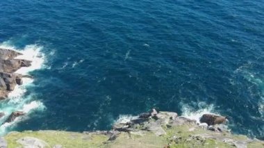 İrlandalı west coast - hava uçuş görünümü yukarıdan, derin mavi okyanus su