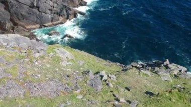 İrlandalı west coast - hava uçuş görünümü yukarıdan, derin mavi okyanus su