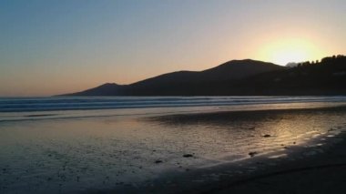 Derecik Pensinsula - hava uçuş görüntüleri kumsalda inç üzerinde güzel gün batımı