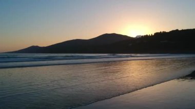 Derecik Pensinsula - hava uçuş görüntüleri kumsalda inç üzerinde güzel gün batımı