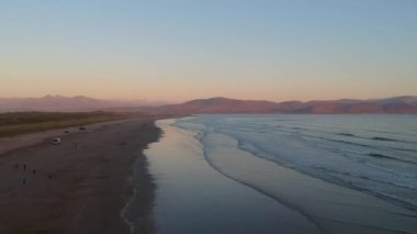 Derecik Pensinsula - hava uçuş görüntüleri kumsalda inç üzerinde güzel gün batımı