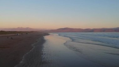 Derecik Pensinsula - hava uçuş görüntüleri kumsalda inç üzerinde güzel gün batımı
