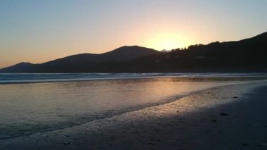 Gün batımında inç beach İrlanda üzerinden uçuş