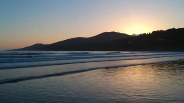 Derecik Pensinsula - hava uçuş görüntüleri kumsalda inç üzerinde güzel gün batımı