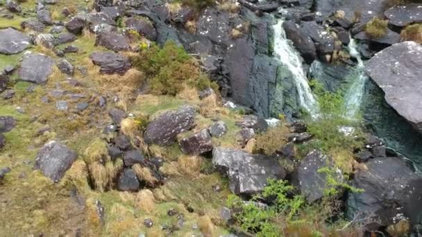 Gleninchaquin waterval aan Beara schiereiland - luchtfoto vlucht neergeschoten — Stockvideo