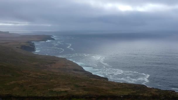 Полет над Ирландским западным побережьем - вид с воздуха Атлантического океана — стоковое видео