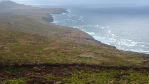Vuelo sobre la costa oeste de Irlanda - Vista aérea del Océano Atlántico — Vídeos de Stock