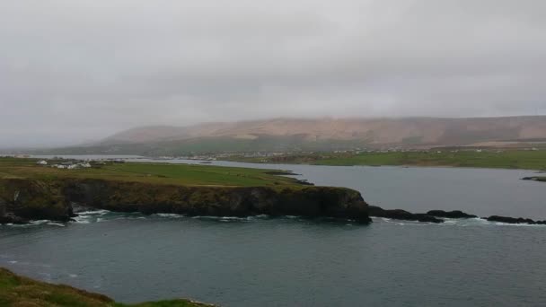 Geweldige vlucht over de Ierse westkust op Portmagee — Stockvideo