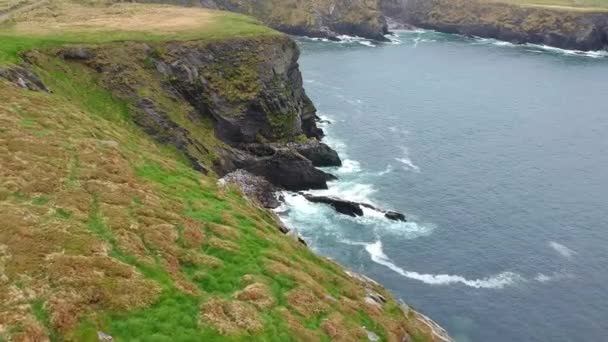 Volo aereo con drone sulla costa occidentale irlandese nell'Oceano Atlantico — Video Stock