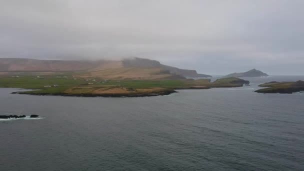 Increíble vuelo sobre la costa oeste irlandesa en Portmagee — Vídeo de stock