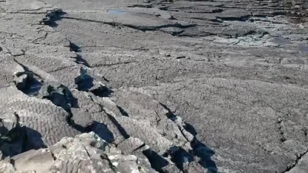 Voo sobre a praia rochosa de Kilkee Irlanda — Vídeo de Stock