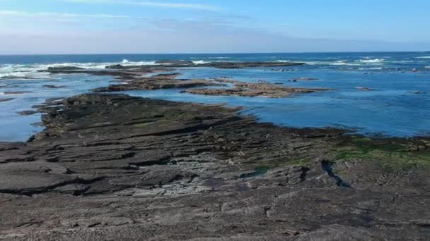 Vlucht over de rotsachtige strand van Kilkee, Ierland — Stockvideo