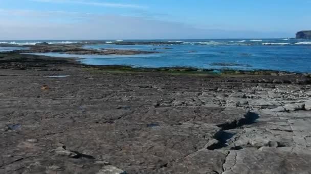 Vuelo sobre la playa rocosa de Kilkee Irlanda — Vídeo de stock