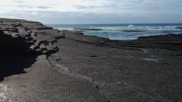 Полет над скальным пляжем Килки в Ирландии — стоковое видео