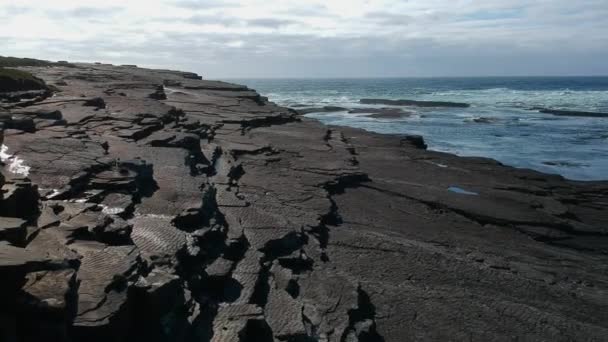 Repülés alatt a sziklás strand Kilkee, Írország — Stock videók