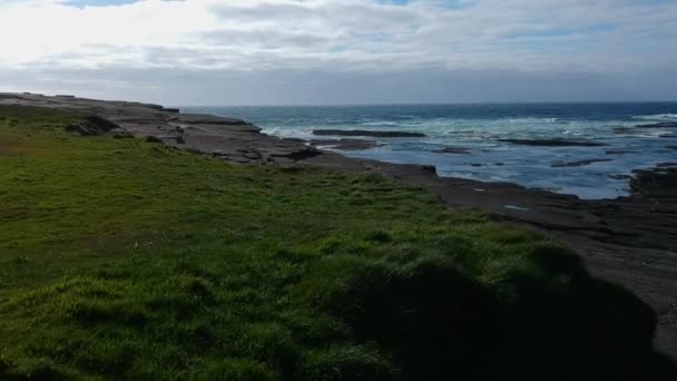 Increíble playa de Kilkee en Irlanda vuelo con drones sobre las rocas — Vídeo de stock