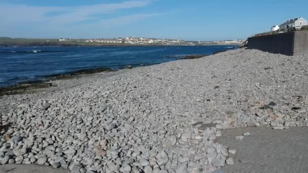 A kavicsos strand Kilkee, Írország - légi járat felvétel — Stock videók