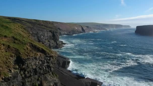 Voo de tirar o fôlego sobre os penhascos de Kilkee - imagens aéreas — Vídeo de Stock