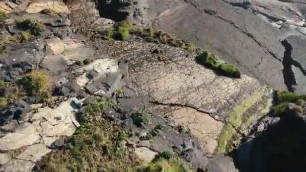 Vol à couper le souffle au-dessus des falaises de Kilkee - séquences aériennes 