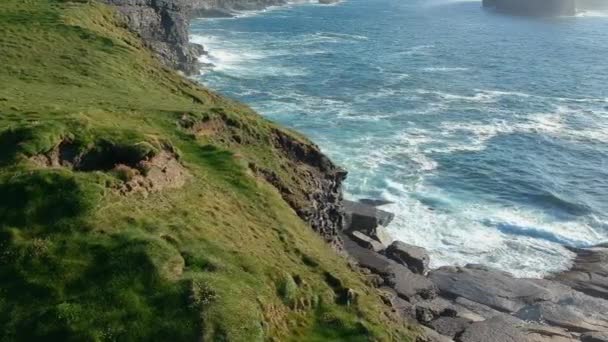 Impresionante vuelo sobre los acantilados de Kilkee - imágenes aéreas — Vídeos de Stock