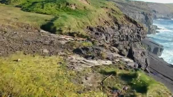 Atemberaubender Flug über die Klippen von Kilkee - Luftaufnahmen — Stockvideo