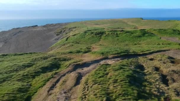 Fantastisk flygning över klipporna av Kilkee - antenn footage — Stockvideo