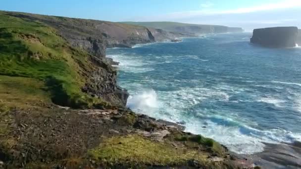 Adembenemende vlucht over de kliffen van Kilkee - luchtfoto beeldmateriaal — Stockvideo