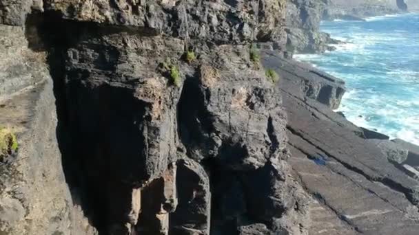 Adembenemende vlucht over de kliffen van Kilkee - luchtfoto beeldmateriaal — Stockvideo