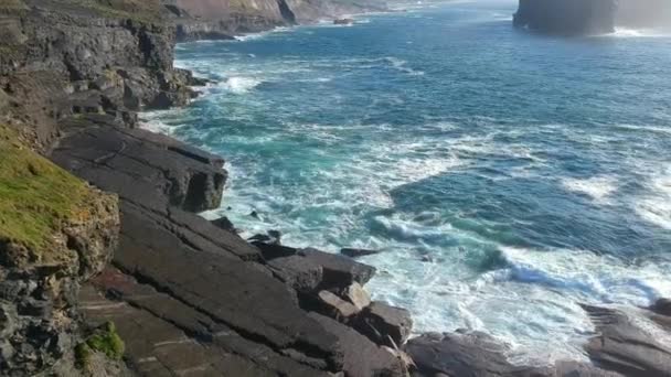 Adembenemende vlucht over de kliffen van Kilkee - luchtfoto beeldmateriaal — Stockvideo