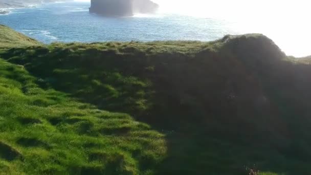 Adembenemende vlucht over de kliffen van Kilkee - luchtfoto beeldmateriaal — Stockvideo