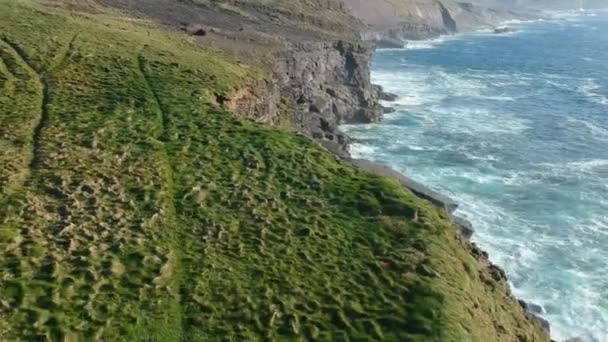 Adembenemende vlucht over de kliffen van Kilkee - luchtfoto beeldmateriaal — Stockvideo