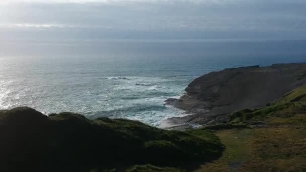 Voo de tirar o fôlego sobre os penhascos de Kilkee - imagens aéreas — Vídeo de Stock