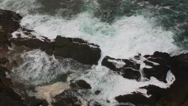 L'acqua selvaggia dell'Oceano Atlantico che colpisce le scogliere d'Irlanda - vista aerea dall'alto — Video Stock