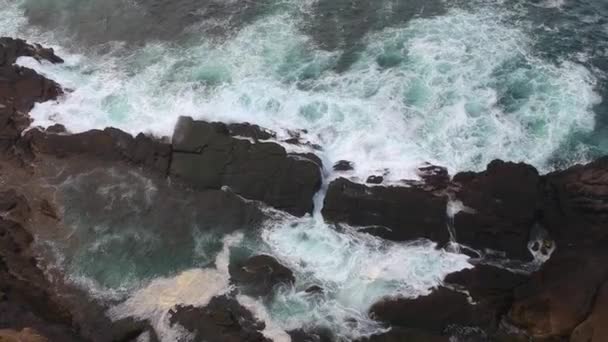 Atemberaubender Flug über die Klippen von Kilkee - Luftaufnahmen — Stockvideo